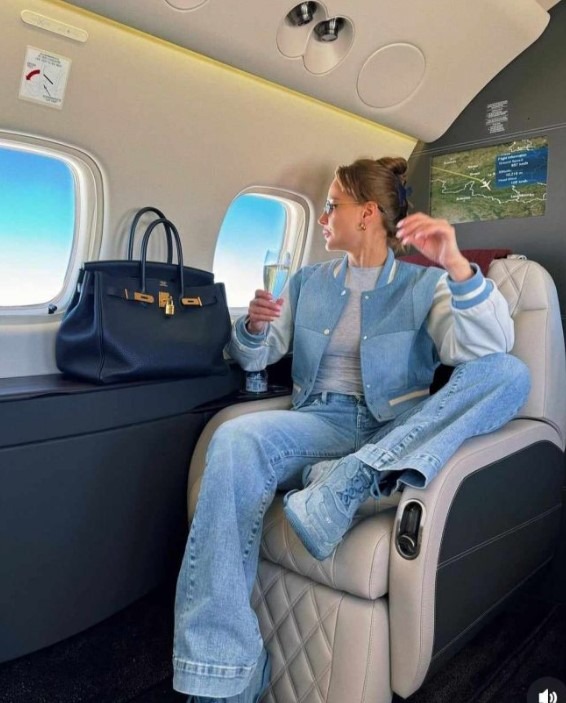 Alena Kaverina lors d'un voyage luxueux