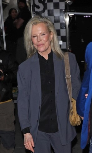Kim Basinger, regard doux et posé