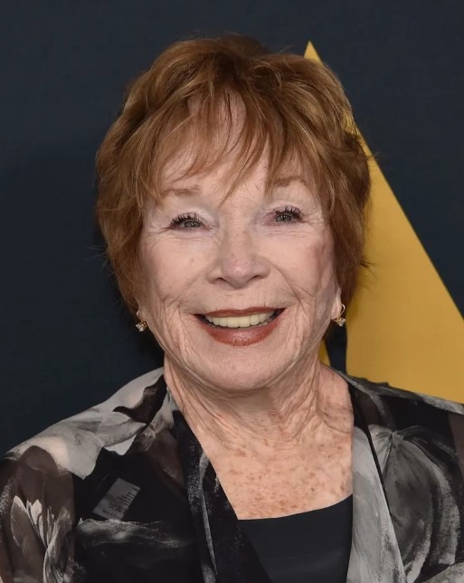 Shirley MacLaine, regard déterminé et sourire franc