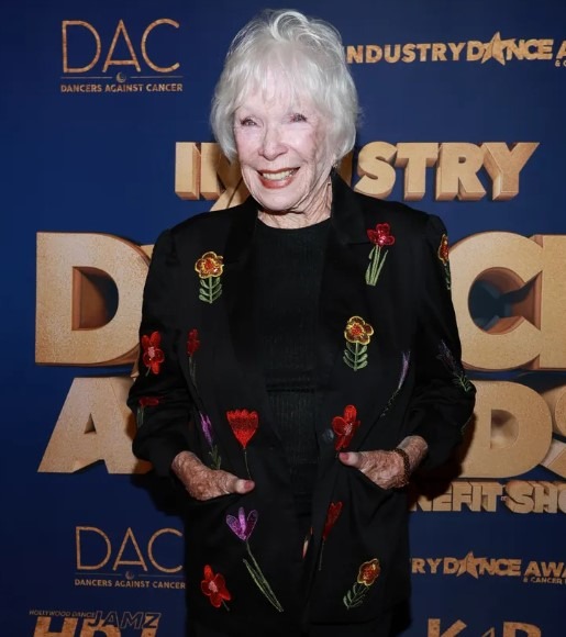 Shirley MacLaine âgée, souriante et apaisée