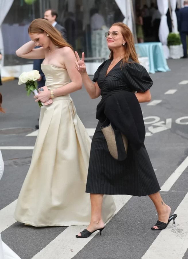 Greer Shields en robe de cérémonie