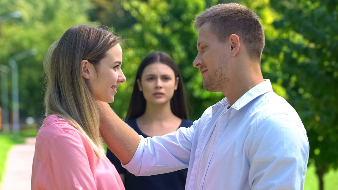 Couple dos à dos dans un lit, illustrant la rupture de communication et la distance