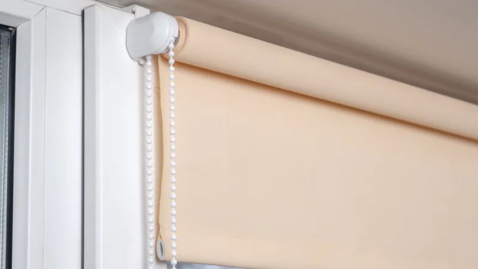 Store en tissu légèrement poussiéreux, traversé par la lumière du soleil