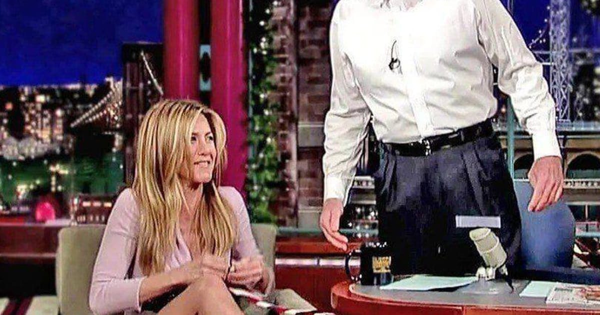 Jennifer Aniston lors d'une autre interview avec David Letterman, affichant un sourire poli