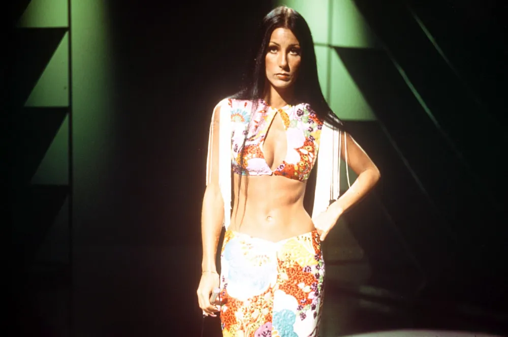 Comparatif de photos de Cher à travers les décennies, montrant son évolution stylistique