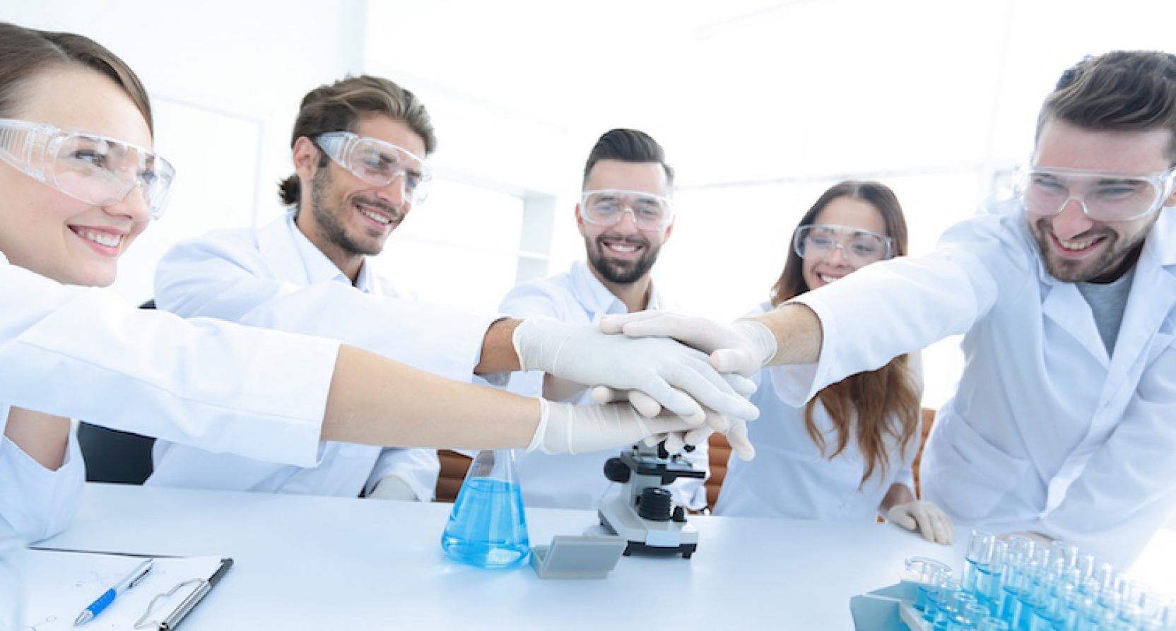Scientifique en blouse blanche observant des échantillons biologiques au microscope dans un laboratoire moderne
