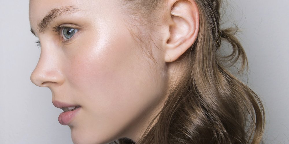 Femme au teint lumineux et éclatant