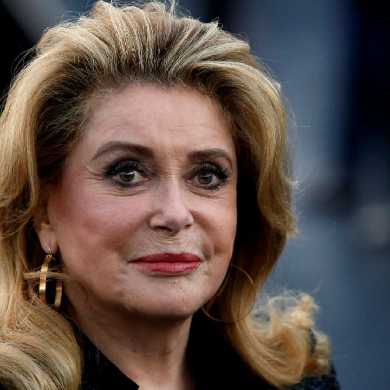 Catherine Deneuve, souriante et lumineuse