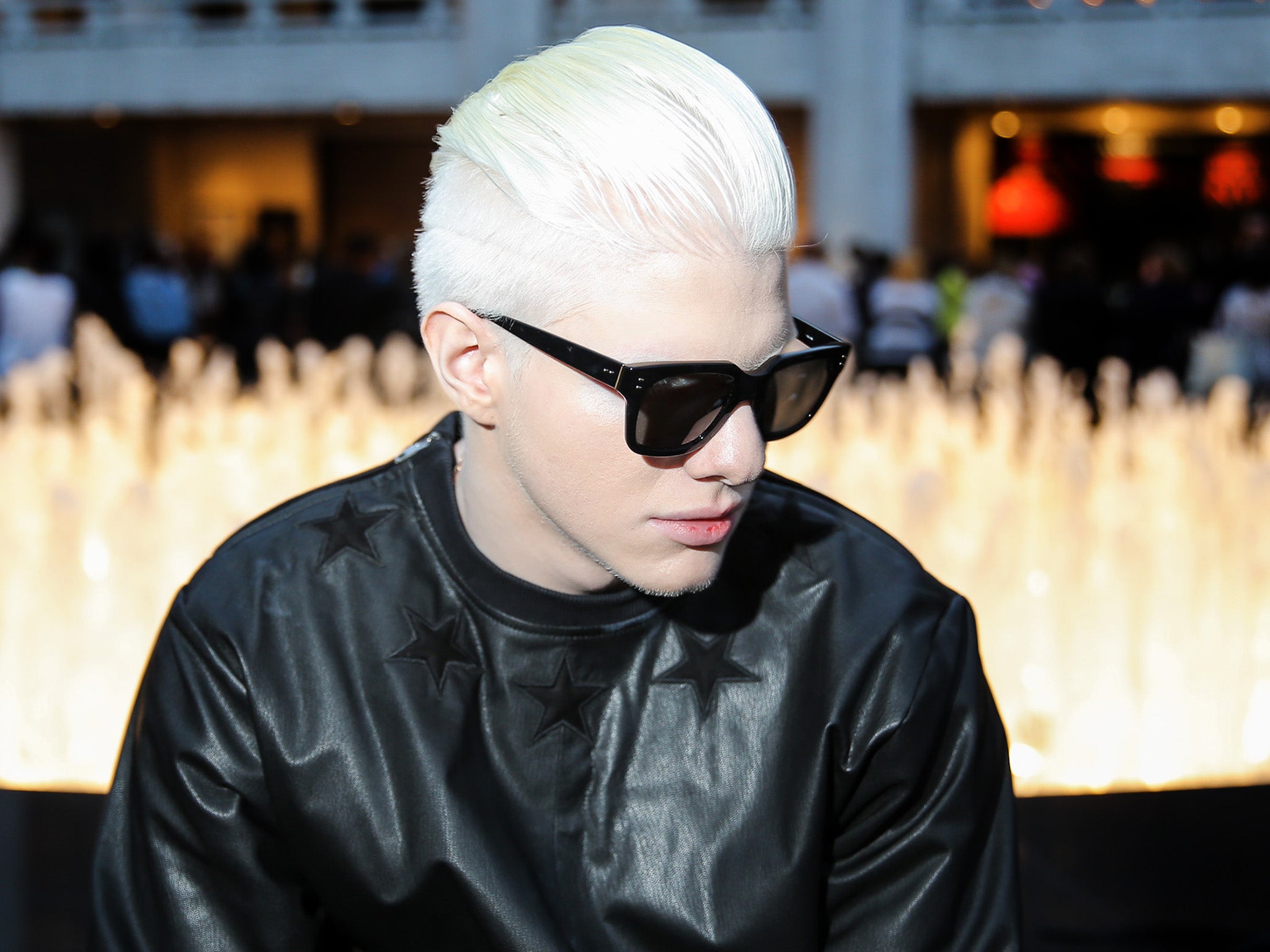 Portrait de Bera Ivanichvili, un homme albinos aux cheveux très clairs et au regard pénétrant