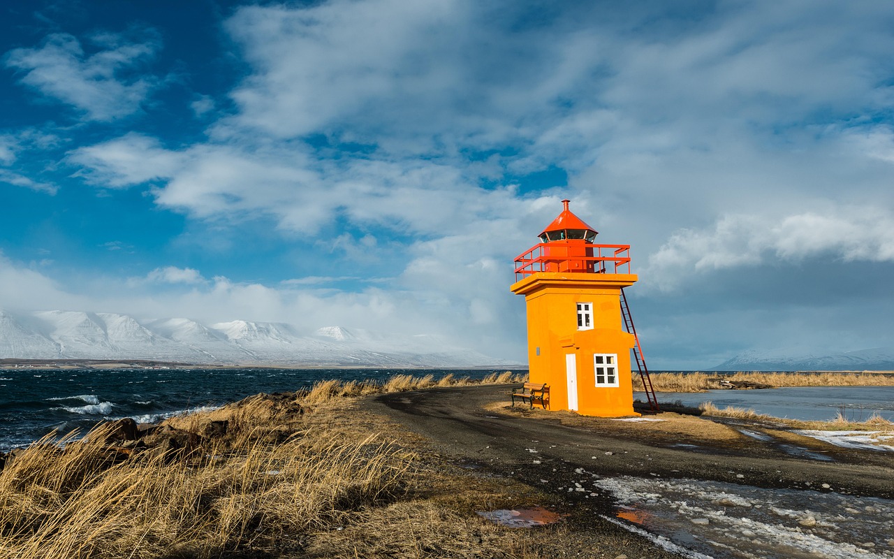 Paysage islandais avec montagnes et étendue d'eau