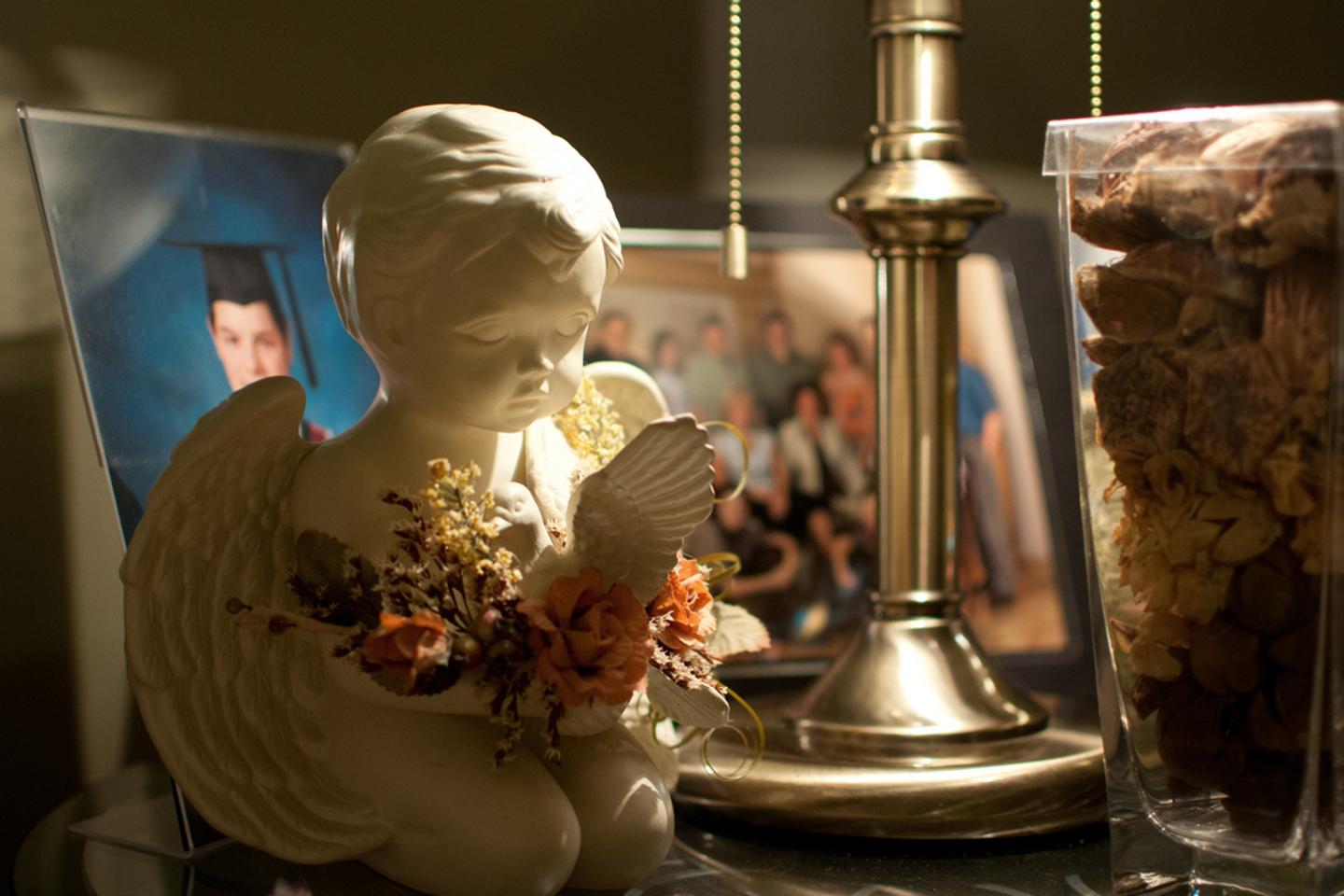 Illustration d'une personne entourée de souvenirs et de senteurs