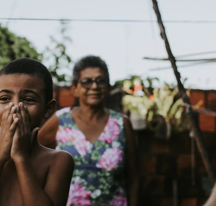 Femme aux yeux bleus regardant au loin