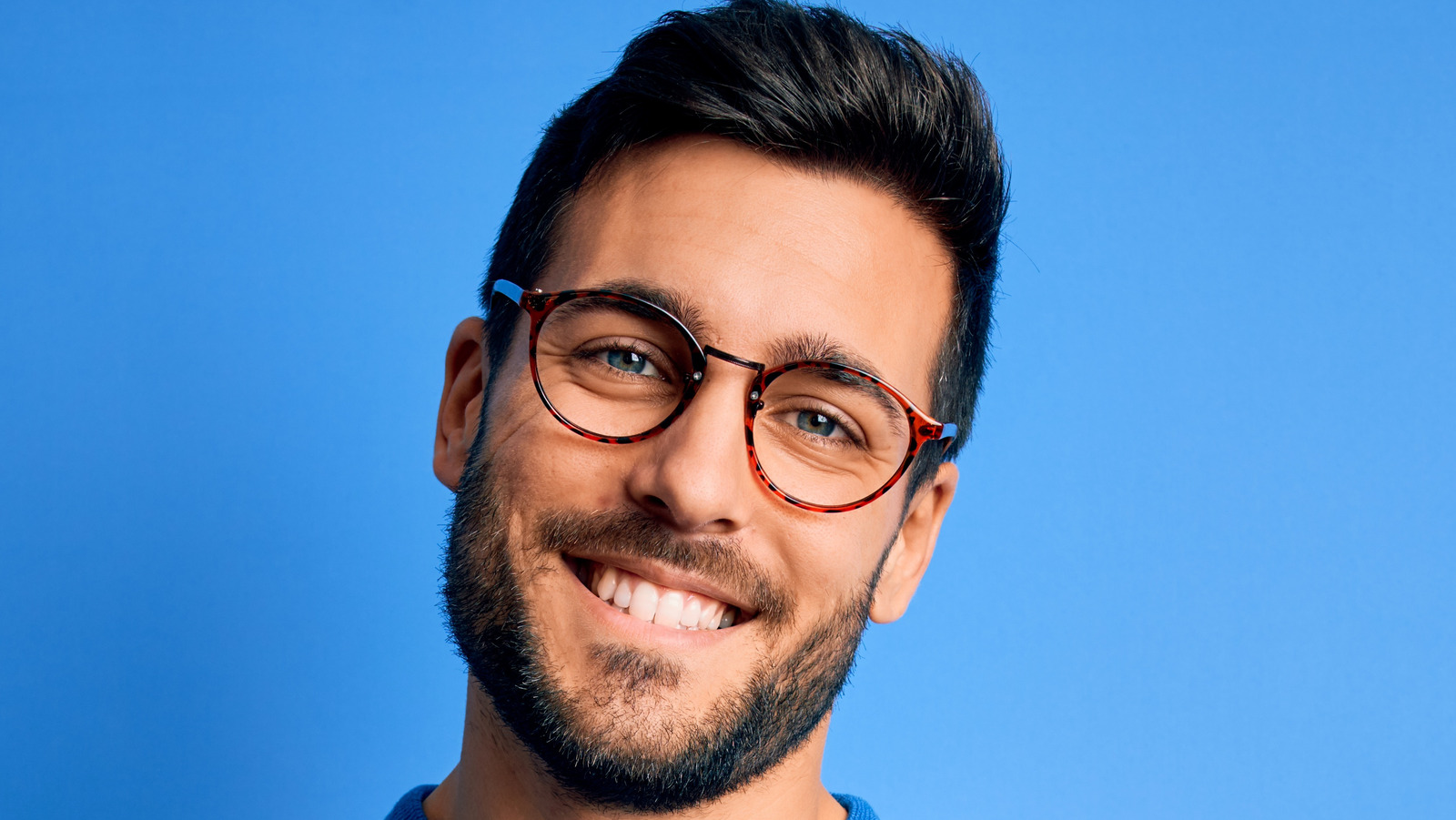 Homme d'âge mûr en conversation, posture ouverte et confiante