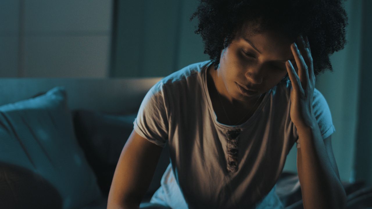 Illustration d'une femme dormant paisiblement dans son lit, avec une horloge murale indiquant 3h du matin.