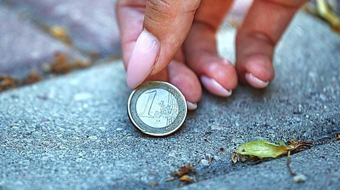 Différentes pièces de monnaie éparpillées sur une table en bois