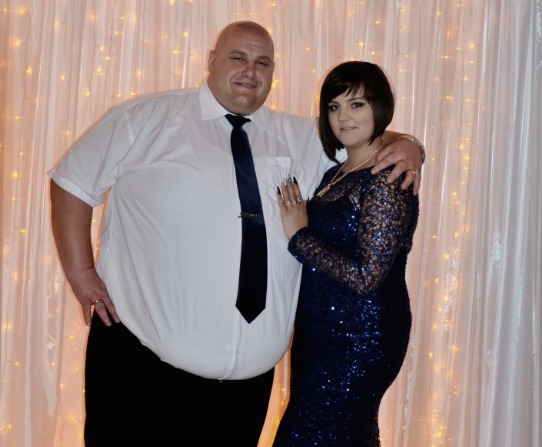 Photo d'Arkadiy en famille, illustrant l'impact de son poids sur leur quotidien