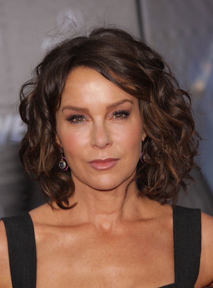 Jennifer Grey de profil, évoquant sa transformation