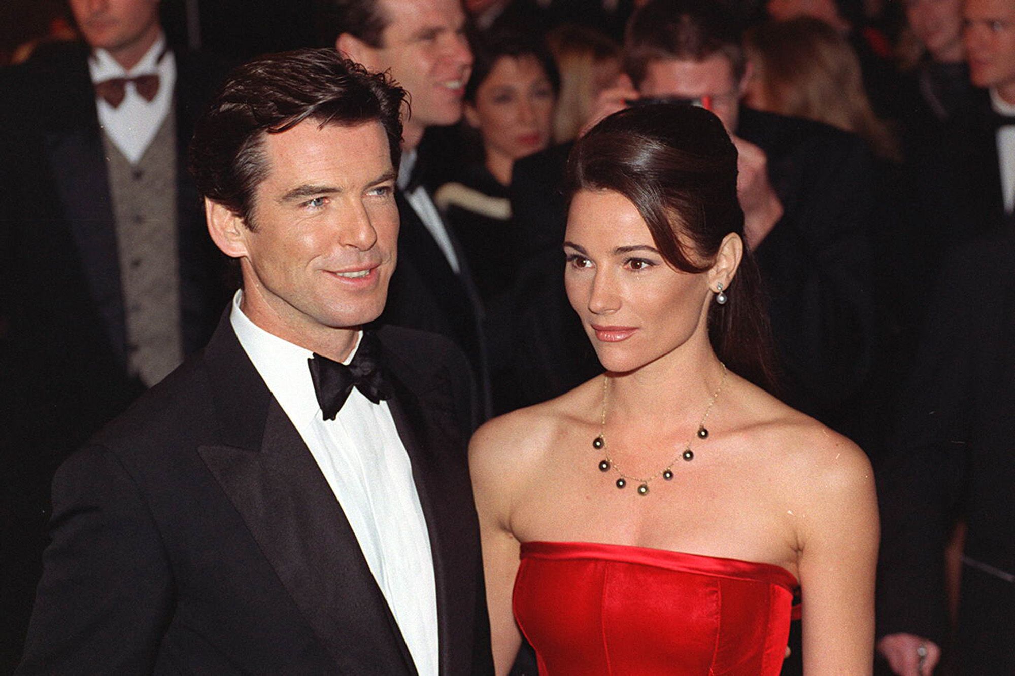 Pierce Brosnan et Keely Shaye Smith se regardant avec complicité