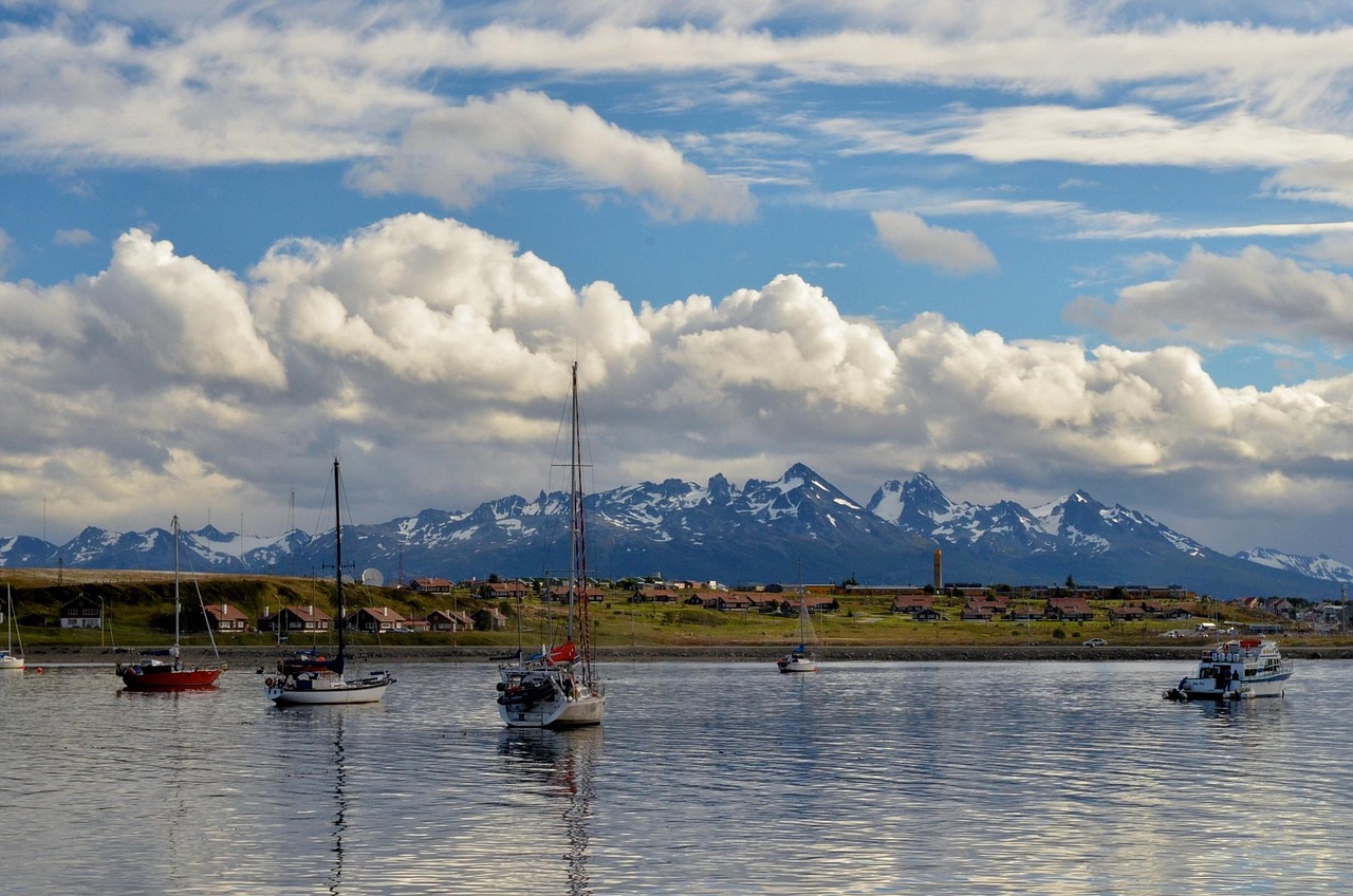 Vue sur Ushuaia et les montagnes enneigées en Argentine