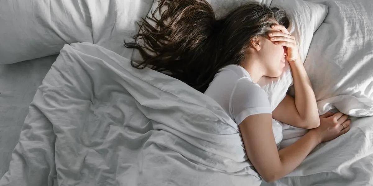 Détail sur un oreiller ergonomique et un coussin de positionnement