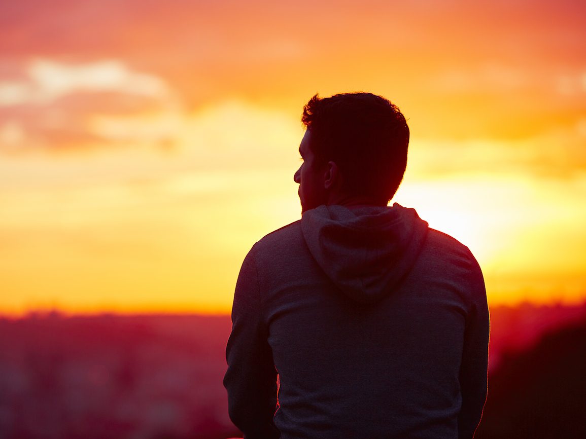 Deux personnes discutant et riant ensemble dans un parc, illustrant une relation amicale authentique et joyeuse.