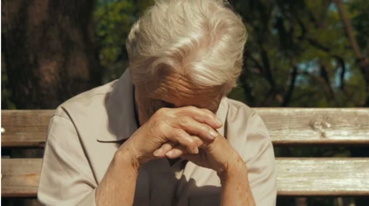 Jeune homme souriant s'adressant à une femme tenant un bébé